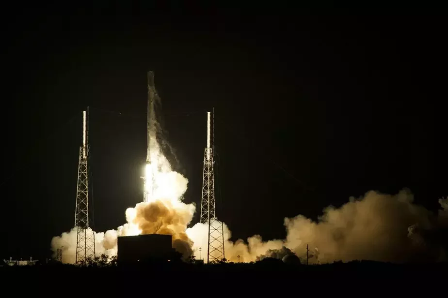 Zapusk Falcon 9. Fota z tvitaru SpaceX