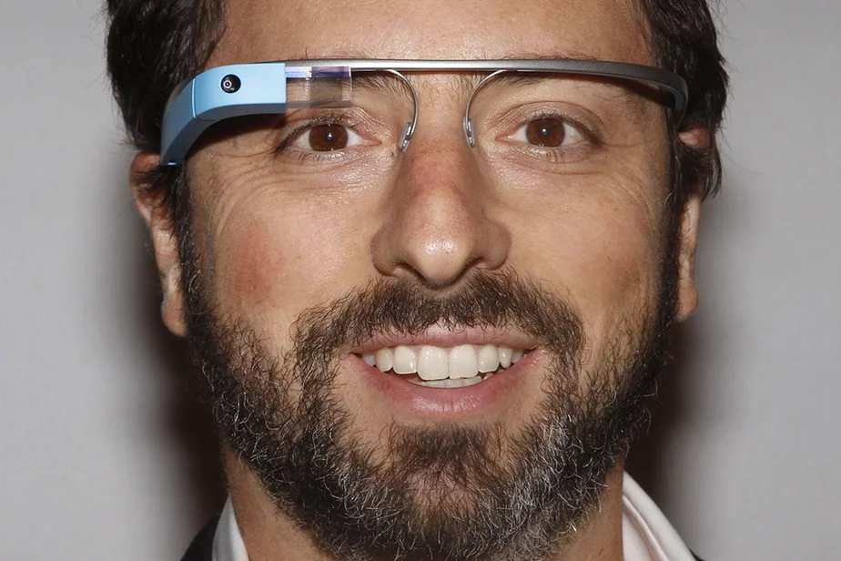 Сузаснавальнік Google і кіраўнік лабараторыі Google X Сяргей Брын у акулярах Google Glass. Фота: digitaltrends.com