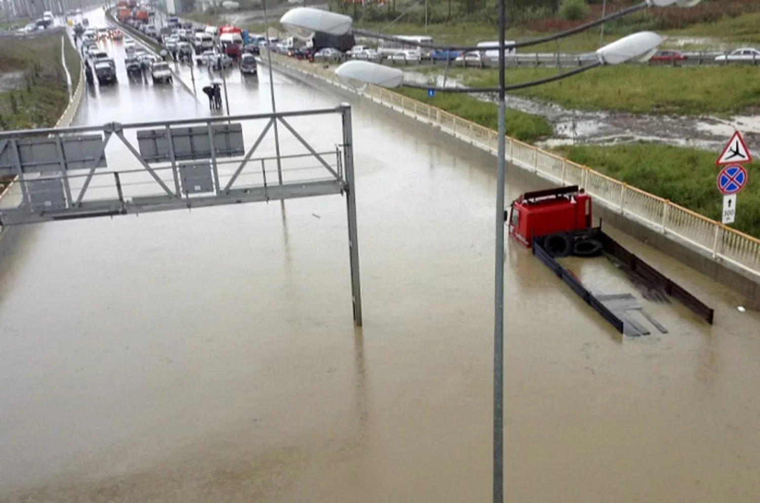 Дороги утонули. Потоп в Сочи. Потоп в Адлере. Наводнение в Сочи Олимпийский парк. Наводнение в Сочи 2014.