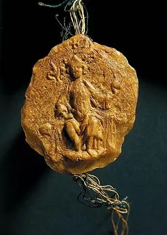Фрагмент печати, приписываемой Миндугу в 1255 г. A fragment of a seal attributed to Mindoug in 1255 Фрагмент пячаткі, якая прыпісваецца Міндоўгу пад 1255 г.