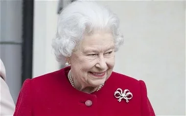 Британская королева при выходе из больницы.