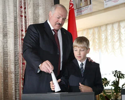 Александр и Николай Лукашенко во время голосования 23 верасня 2012 г.