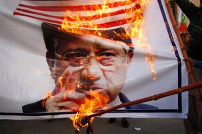 Сожжение плаката с изображением Мушаррафа.