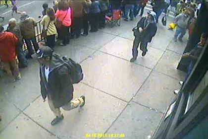 Кадр съёмки камер наблюдения. Подозреваемые в совершении терракта: подозреваемый №1 (в чёрной кепке слева), подозреваемый №2 (в белой кепке справа).