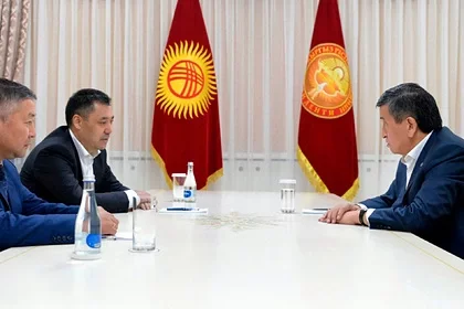 Жапараў злева, Жэенбекаў справа, фота прэс-службы прэзідэнта Кыргызстана