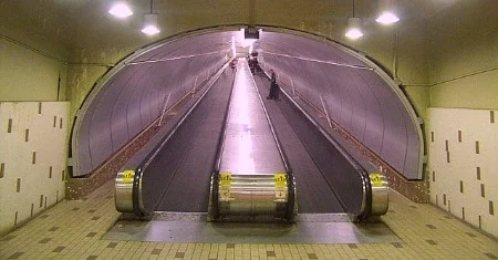 Траволатор с небольшим подъемом в метро Монреаля.