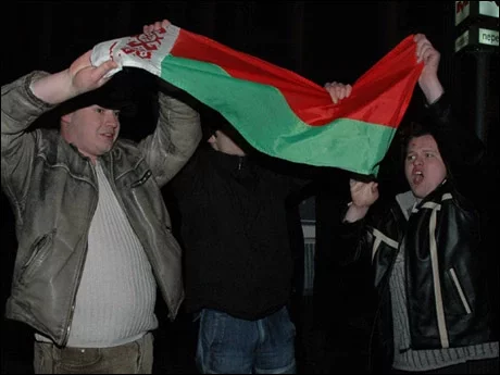 Провокаторы на Октябрьской, Минск, ночь на 24 марта 2006. Фото Reuters.