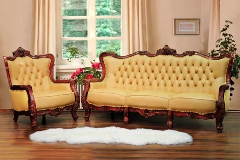 Такой кожаный диван стоит в одном из мебельных салонов Минска более 23 млн рублей.