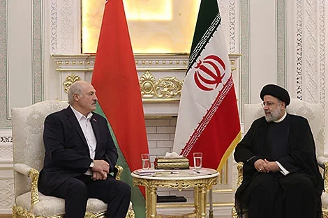 Лукашенко на встрече с президентом Ирана Эбрахимом Раиси во время саммита в Душанбе в 2021 году