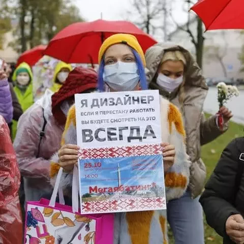Наталья с ироничным плакатом на тему забастовок.
