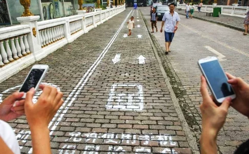 Выделенная полоса для любителей мобильных девайсов в Чунцине. Фото «Синьхуа».