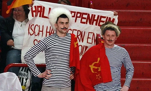 Российские болельщики с советскими флагами в «Глоб Арене».