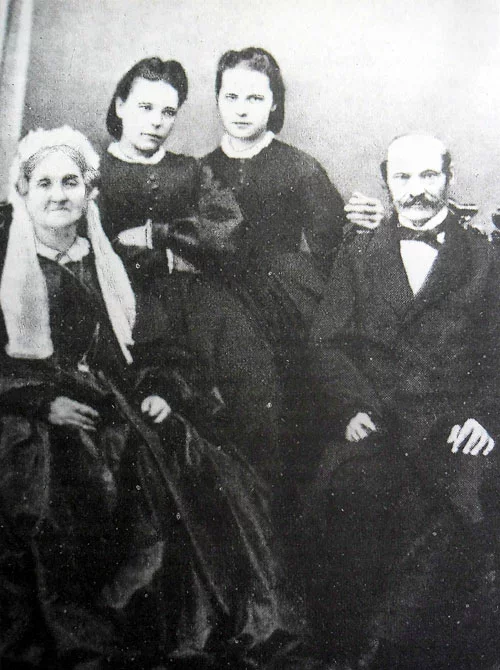 Семья Ямонт: слева направо — мать Схоластика, дочери Мария и Елена, отец Тадеуш.