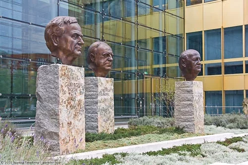 «Отцы объединения»: памятник Бушу, Горбачеву и Колю в центре Берлина.