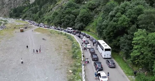 Многокилометровая очередь из автомобилей на границе России с Грузией