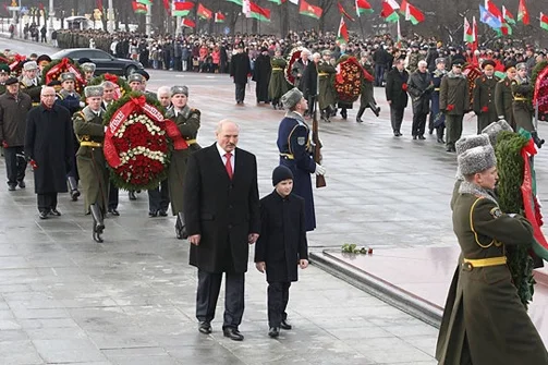 Аляксандр Лукашэнка разам з малодшым сынам ускладае вянок на Плошчы Перамогі, 23 лютага 2013 г.