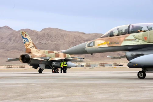 Изриальские F-16. Скорее всего, такие самолеты с высокоточными ракетами и бомбами нанесли удары по хранилищам С-300.