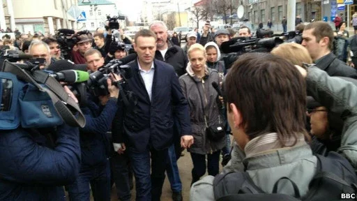 Mitynh pierad pačatkam suda. U centry - Alaksiej i Julija Navalnyja.