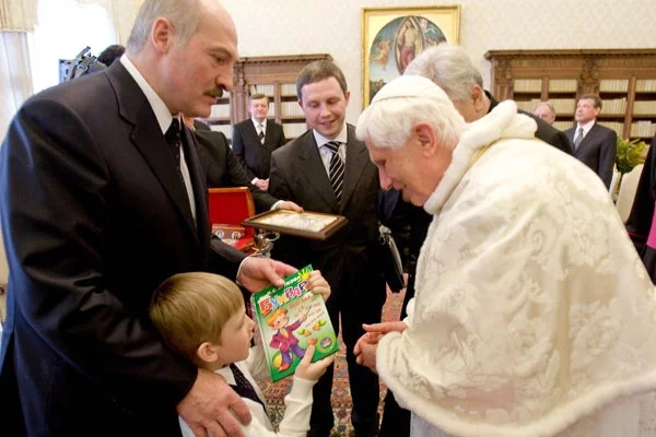 Мікалай Лукашэнка падчас візіту з бацькам у красавіку 2009 г. у Ватыкан падарыў  Бенедыкту XVI буквар.