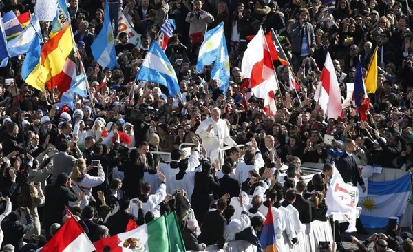 Бело-красно-белые флаги: паломники из Беларуси также присутствовали на интронизации Папы.