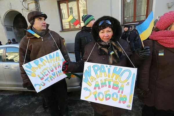 На фото — акция в поддержку Украины, которая прошла 25 января в Вильнюсе, фото Delfi.lt.