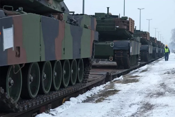 Новапрыбылыя танкі М1А2 Abrams на вайсковай базе Графенвёр у Нямеччыне. Фота: stripes.com