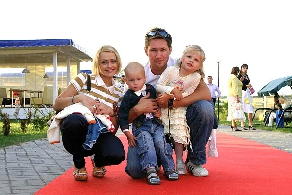 Łarysa Hrybalova z mužam i dziećmi. Fota gribaleva.by. 