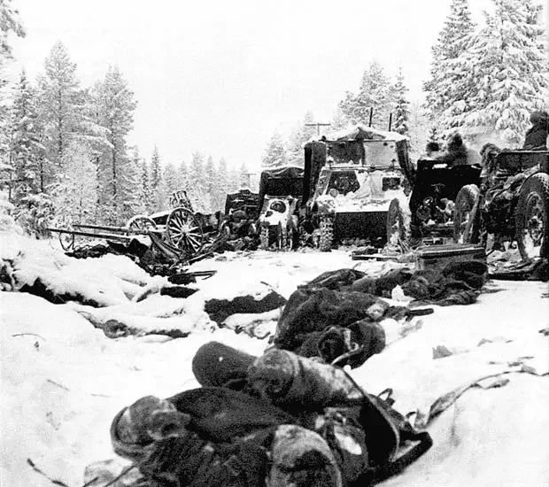 Разбитая колонна советских войск на Раатской дороге.