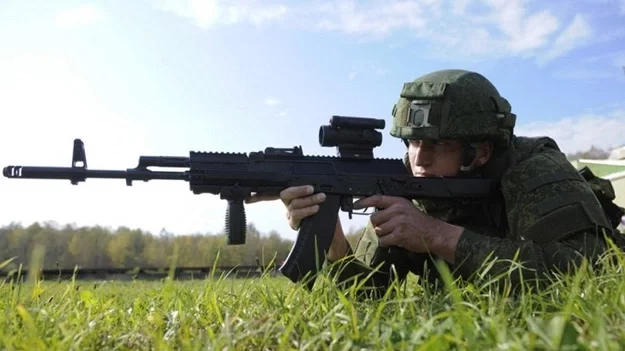 Rasijski žaŭnier z AK-12, fota ohrana.ru
