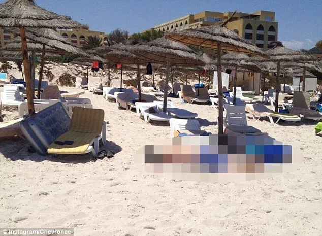 Пляж в отеле Суса после атаки. Тело убитого размыто.