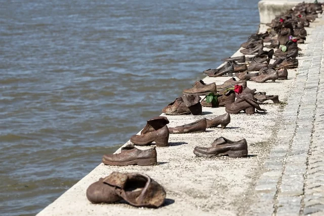 Мемориал жертвам Холокоста на берегу Дуная в Будапеште. Фото: vecteezy
