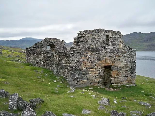 Ruins of the Hvalsey Church (XIII c. AD) Ruiny carkvy XIII st. ŭ Chvałsi
