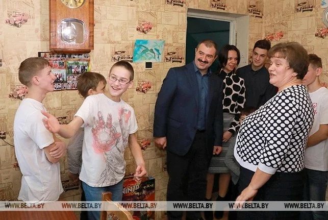 В 2018 году семью Савиных посещал Виктор Лукашенко. Фото БЕЛТА.