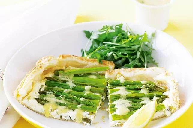 tart with asparagus and cheese