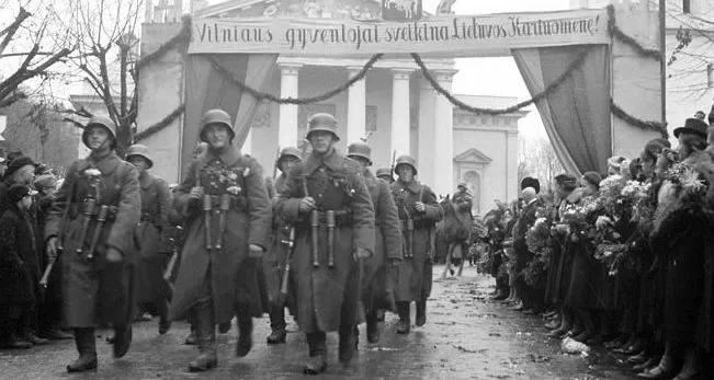 Тая самая фатаграфія, да якой дачапіўся Азаронак. На плакаце напісана: «Жыхары Вільні вітаюць Літоўскую Армію!»