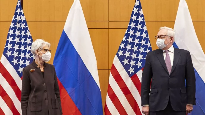 Представитель США Уэнди Шерман и представитель России Сергей Рябков позируют перед началом переговоров. Фото: Getty Images