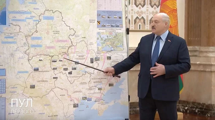 Лукашэнка 1 сакавіка 2022 года паказвае, як нібыта збіраліся нападаць на Беларусь. Фота: Пул першага.