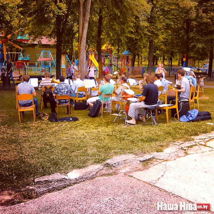 Оркестр в парке отдыха в Жодино. Как и 30 лет назад - даже табуретки те же.