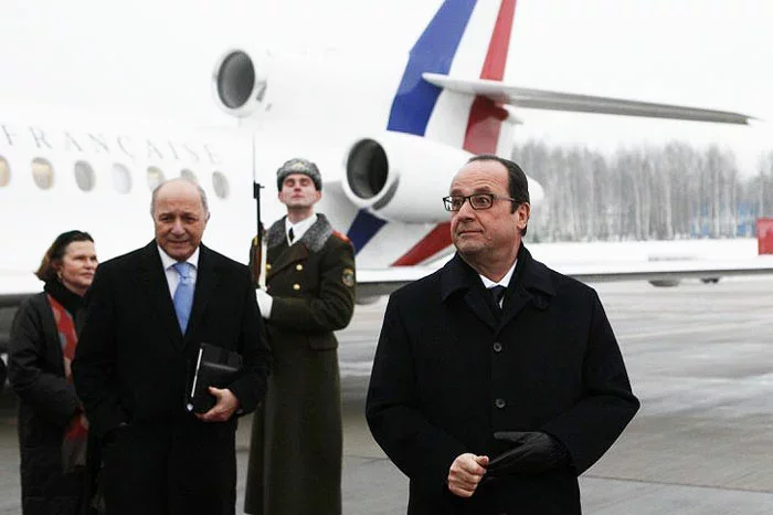Ларан Фабіус і Франсуа Алянд у мінскім аэрапорце, Reuters.com