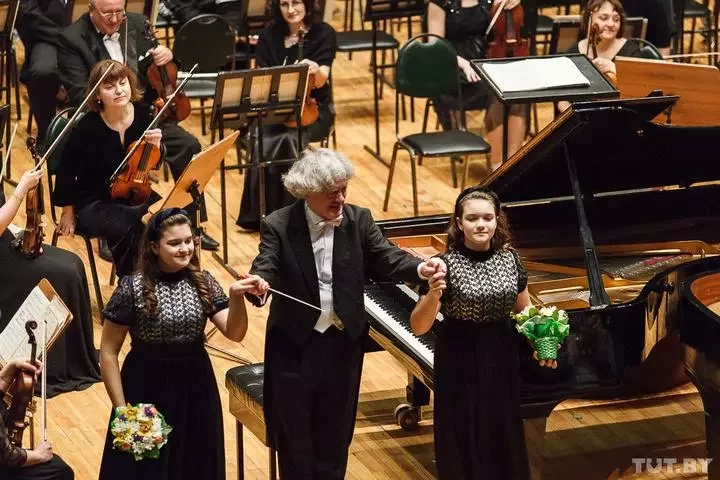 Дарья и Анастасия Лукашенко во время выступления в филармонии в 2017 году. Фото: Ольга Шукайло, TUT.BY