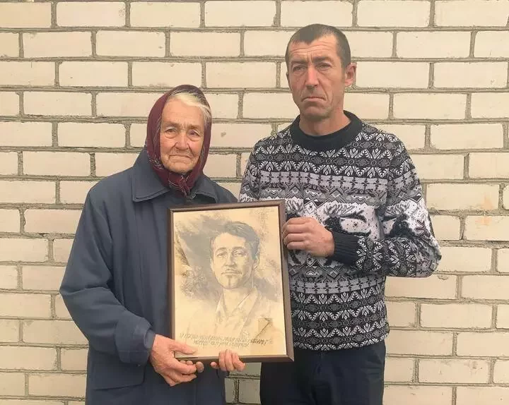 Андрей Ашурок с матерью и портретом Витольда. Фото: собственный архив