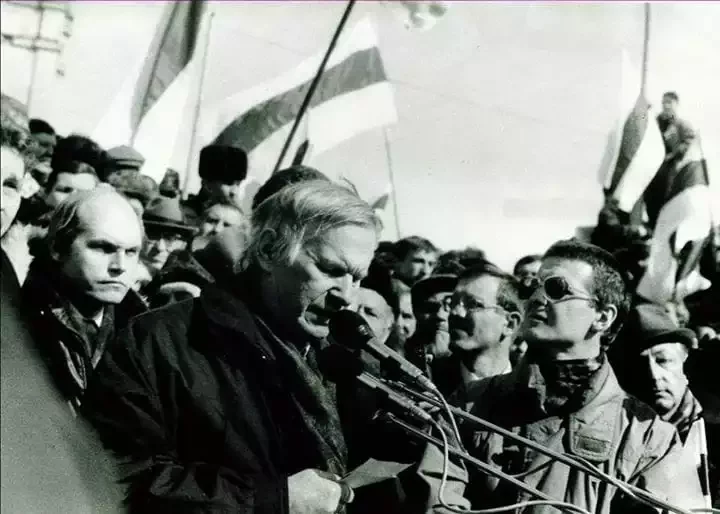 Vasil Bykaŭ vystupaje na Dni Voli ŭ 1996 hodzie