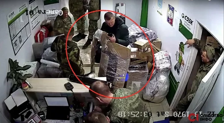Сергей Калацей вместе с российскими солдатами во время отсылки посылки на почте в Мозыре