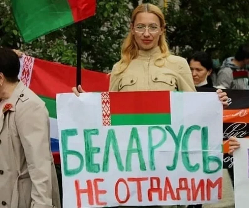 Ольга Бондарева на акции возле литовского посольства. Фото: страница Бондаревой в инстаграме