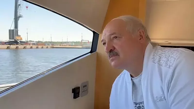 Лукашенко осматривает место для строительства порта в Петербурге, 2022 год. Фото: president.gov.by