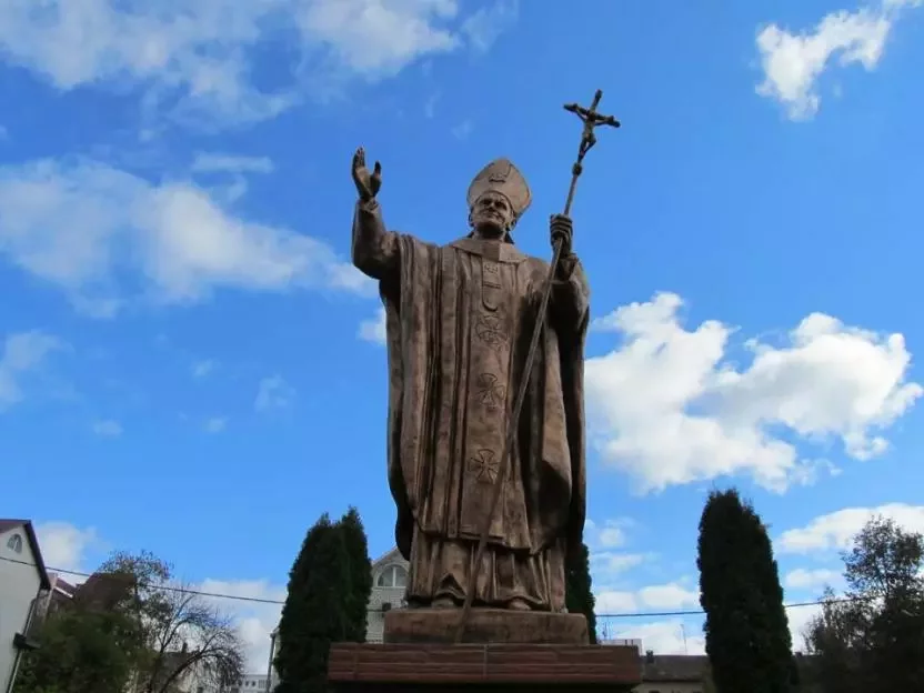 Pomnik Papu Janu Paŭłu II u Mahilovie. Fota: mogilevnews.by