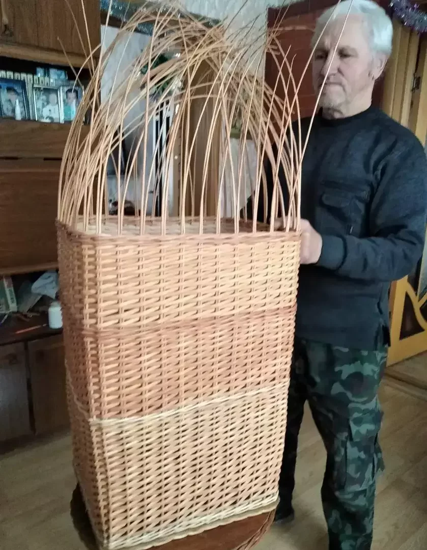 Александр Сойка плетет из лозы короб для одежды