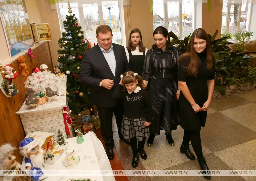 Dźmitryj Łukašenka z žonkaj i dziećmi
