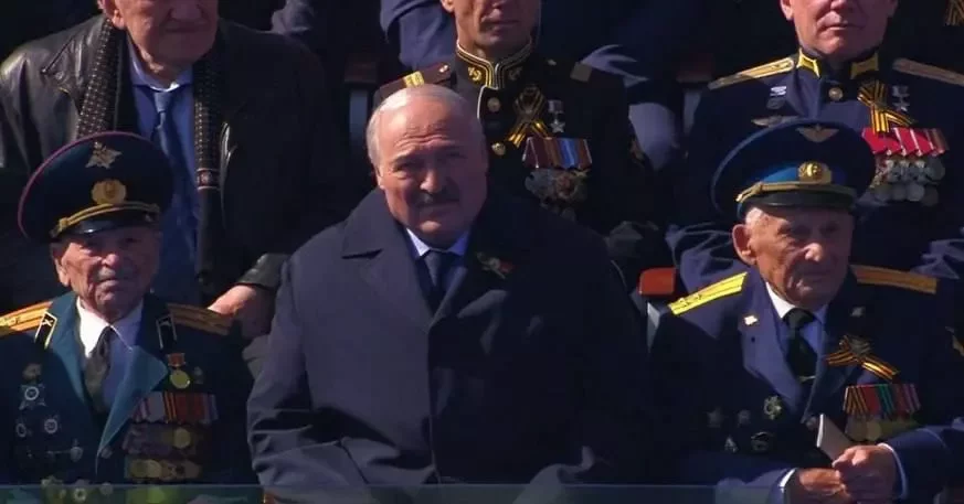  Сумны Лукашэнка на парадзе ў Маскве. Кадр з відэа