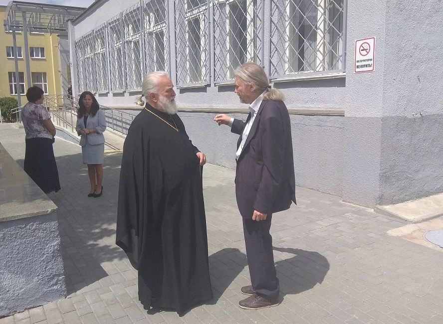 Митрополит Павел у здания суда. Фото автора.